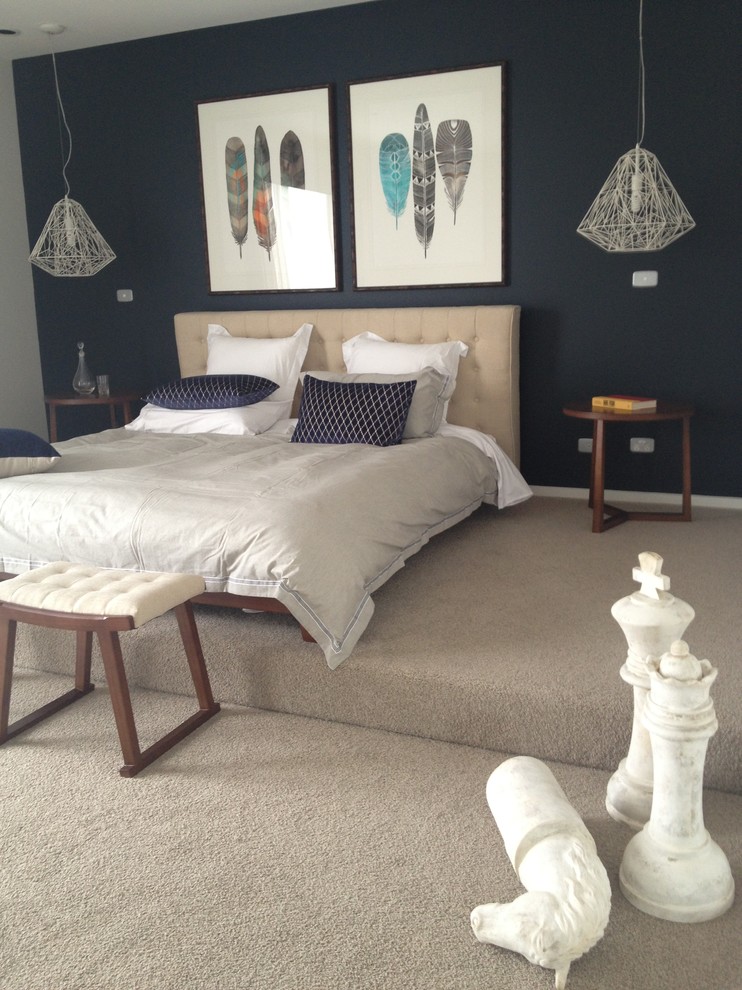 Стильный дизайн: большая хозяйская спальня в современном стиле с синими стенами и ковровым покрытием без камина - последний тренд