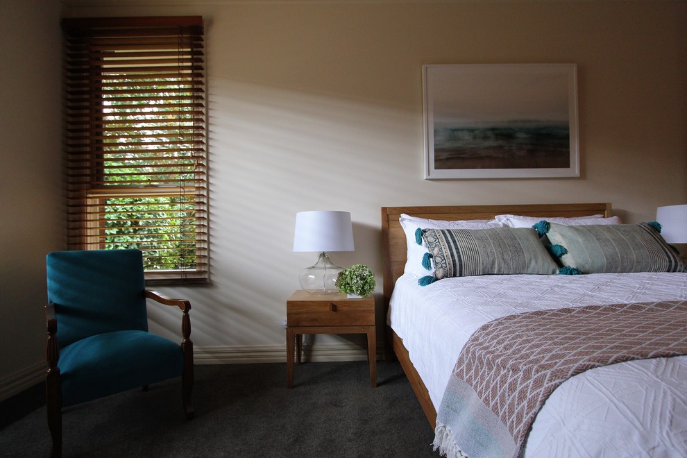 Mittelgroßes Nordisches Hauptschlafzimmer ohne Kamin mit beiger Wandfarbe, Teppichboden und beigem Boden in Melbourne
