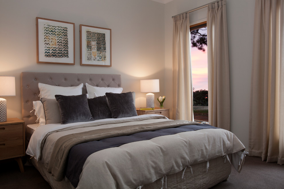 Стильный дизайн: хозяйская спальня среднего размера в стиле модернизм с бежевыми стенами и ковровым покрытием без камина - последний тренд