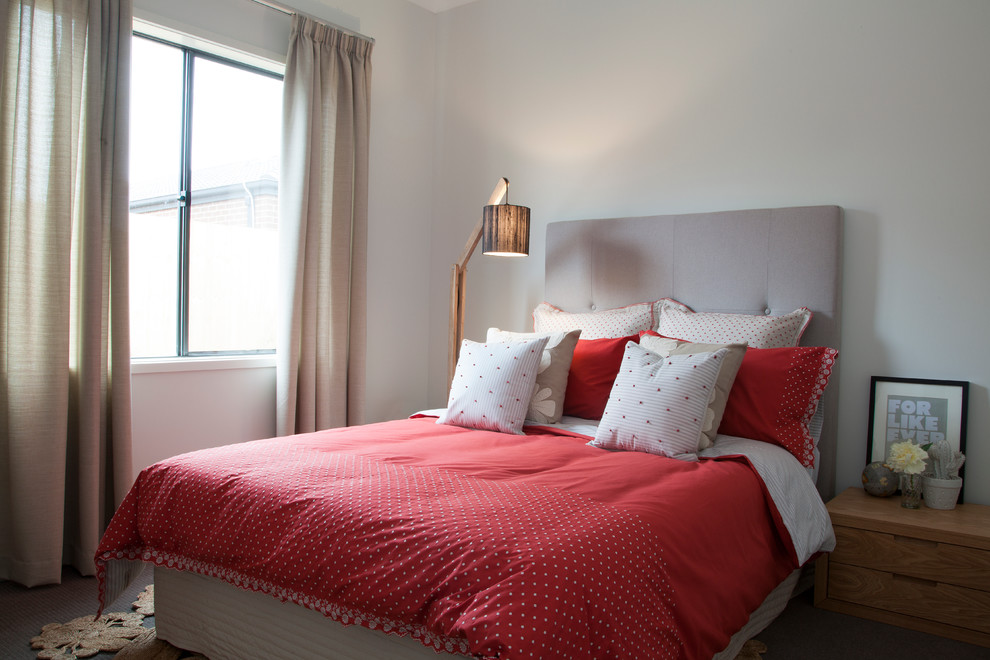 Modelo de habitación de invitados moderna de tamaño medio sin chimenea con paredes beige y moqueta
