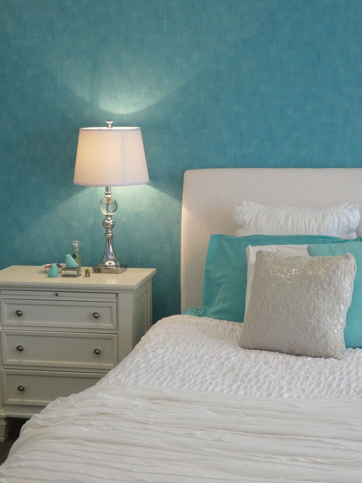 Идея дизайна: огромная гостевая спальня (комната для гостей) в стиле неоклассика (современная классика) с зелеными стенами и ковровым покрытием