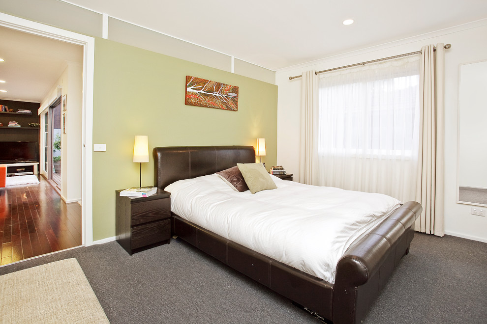 Imagen de dormitorio moderno con paredes multicolor, moqueta y suelo gris