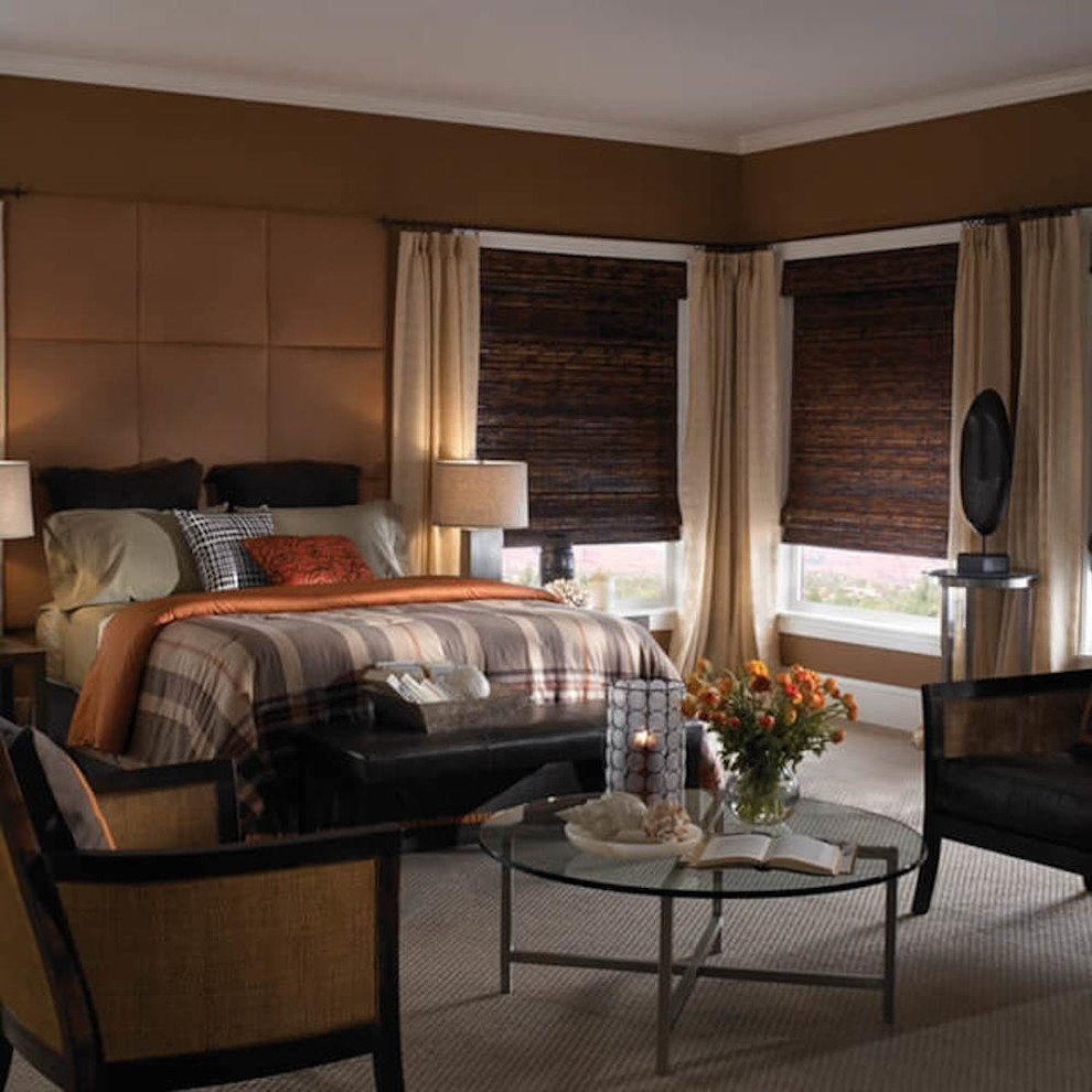 Стильный дизайн: хозяйская спальня среднего размера в стиле неоклассика (современная классика) с коричневыми стенами - последний тренд