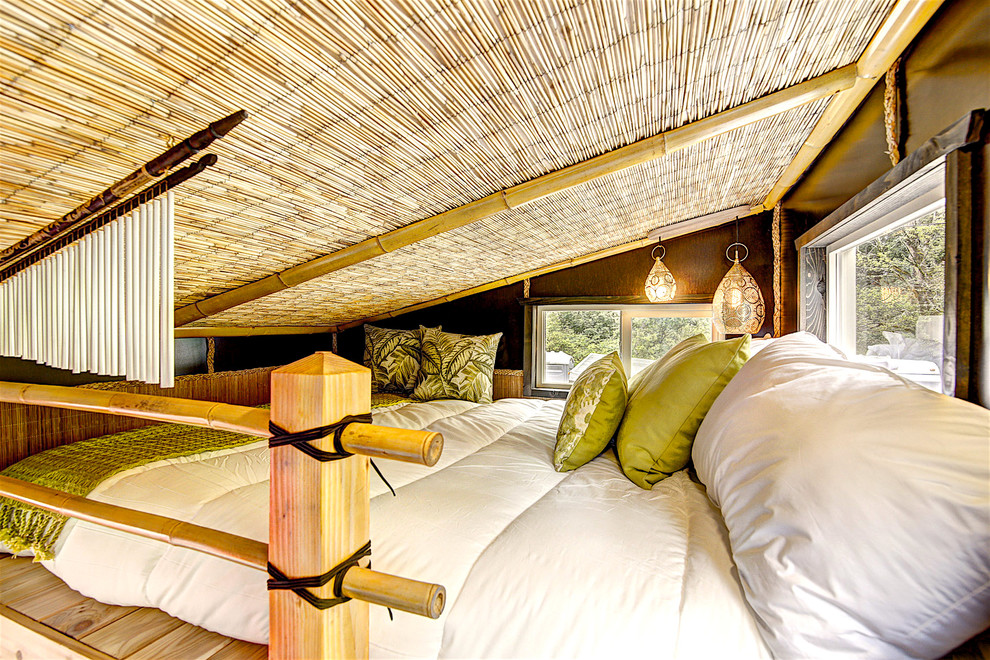 Diseño de dormitorio tipo loft de estilo zen pequeño con techo inclinado