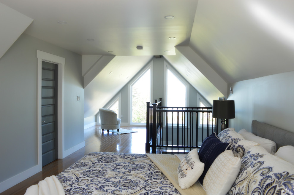 На фото: спальня на антресоли в морском стиле с серыми стенами, светлым паркетным полом, бежевым полом и сводчатым потолком с