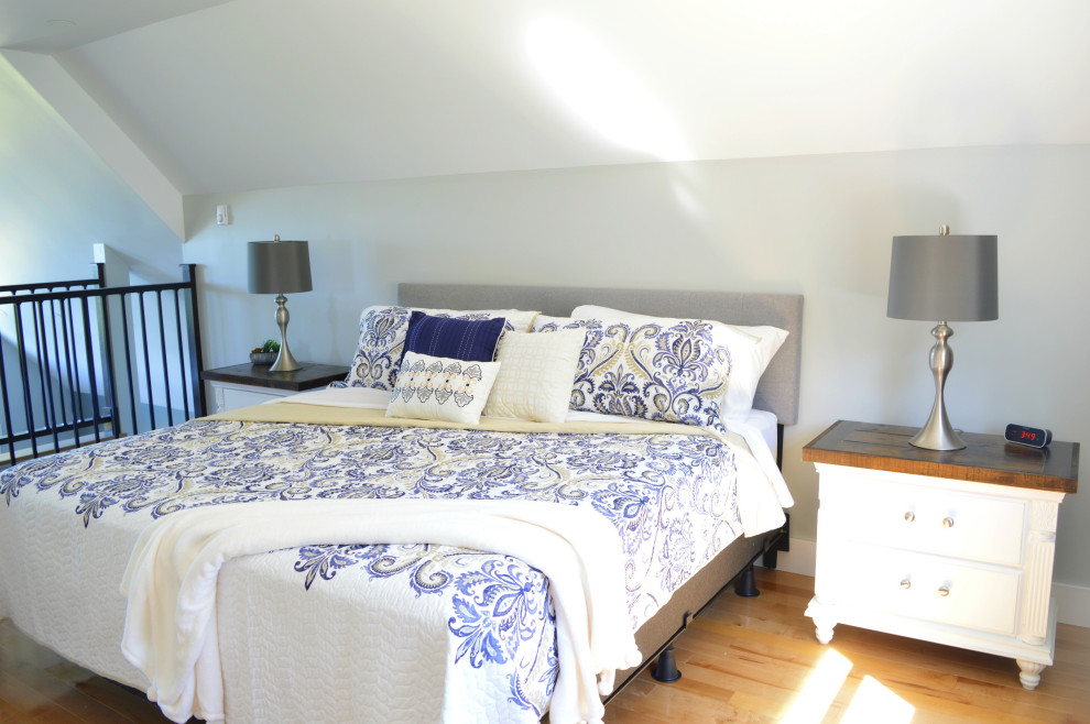 他の地域にあるビーチスタイルのおしゃれなロフト寝室 (グレーの壁、淡色無垢フローリング、ベージュの床、三角天井) のレイアウト