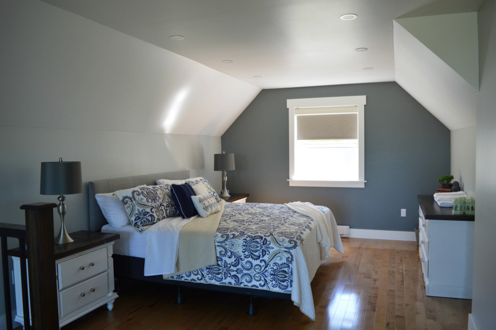 Idee per una camera da letto stile loft stile marino con pareti grigie, parquet chiaro, pavimento beige e soffitto a volta