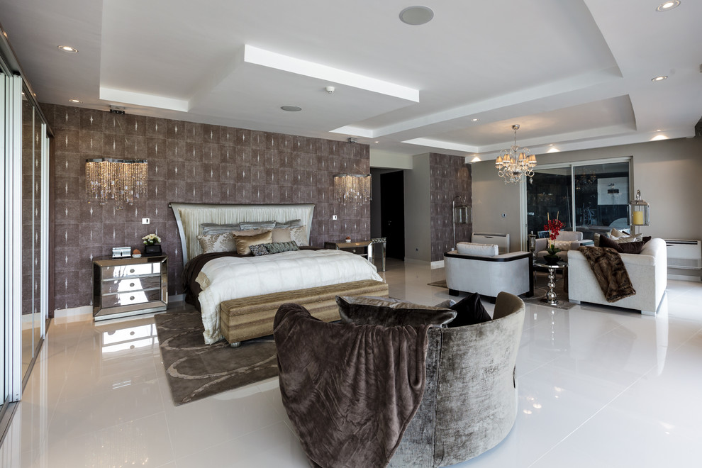 Geräumiges Modernes Hauptschlafzimmer ohne Kamin mit brauner Wandfarbe und Marmorboden in Miami