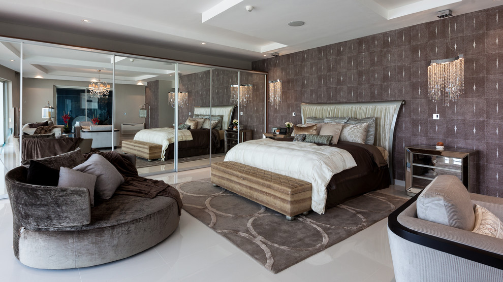 Imagen de dormitorio principal actual extra grande sin chimenea con paredes marrones y suelo de mármol