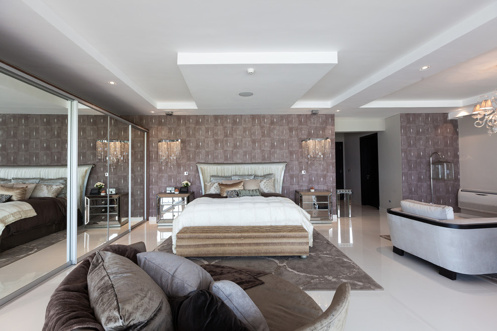 Стильный дизайн: огромная хозяйская спальня в современном стиле с коричневыми стенами и мраморным полом без камина - последний тренд