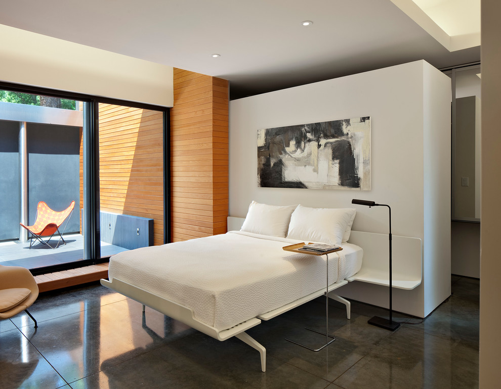 Mittelgroßes Modernes Hauptschlafzimmer mit weißer Wandfarbe und Betonboden in Raleigh