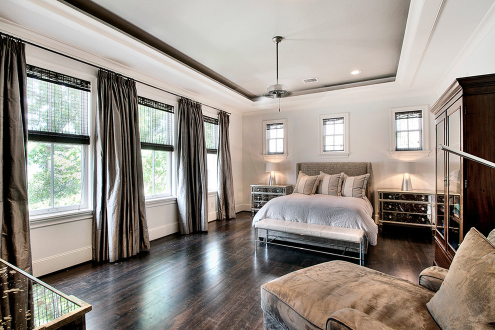 Diseño de dormitorio clásico con paredes grises y suelo de madera oscura