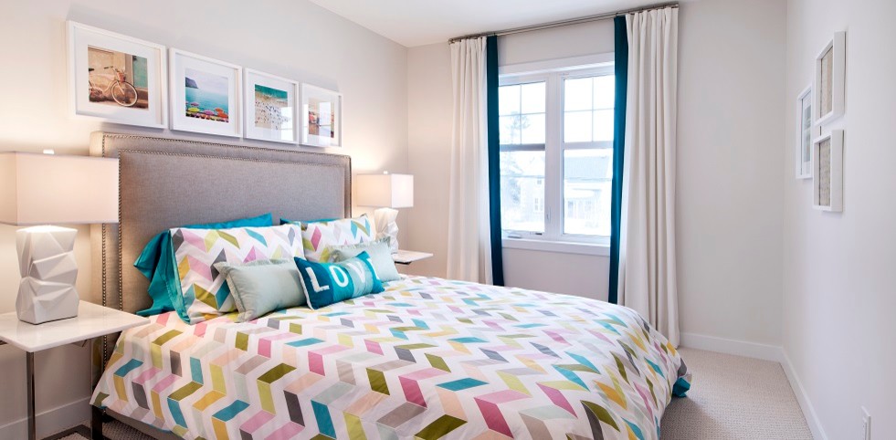 オタワにある中くらいなモダンスタイルのおしゃれな客用寝室 (白い壁、カーペット敷き)