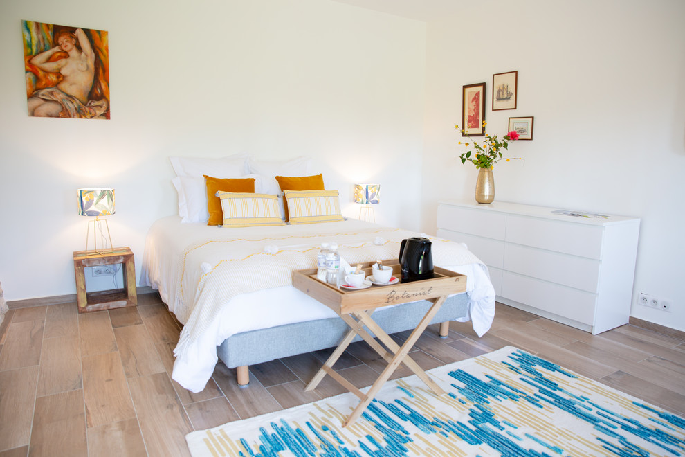 Esempio di una camera degli ospiti country di medie dimensioni con pareti bianche, pavimento in gres porcellanato e pavimento beige