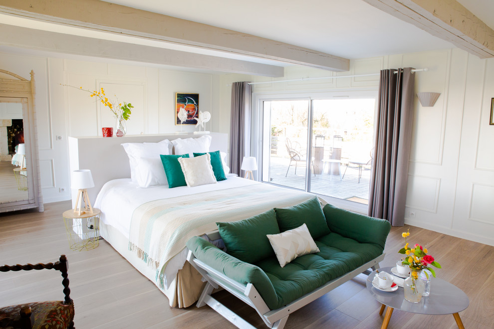 Foto de dormitorio principal de tamaño medio con paredes blancas, suelo de madera en tonos medios y suelo marrón