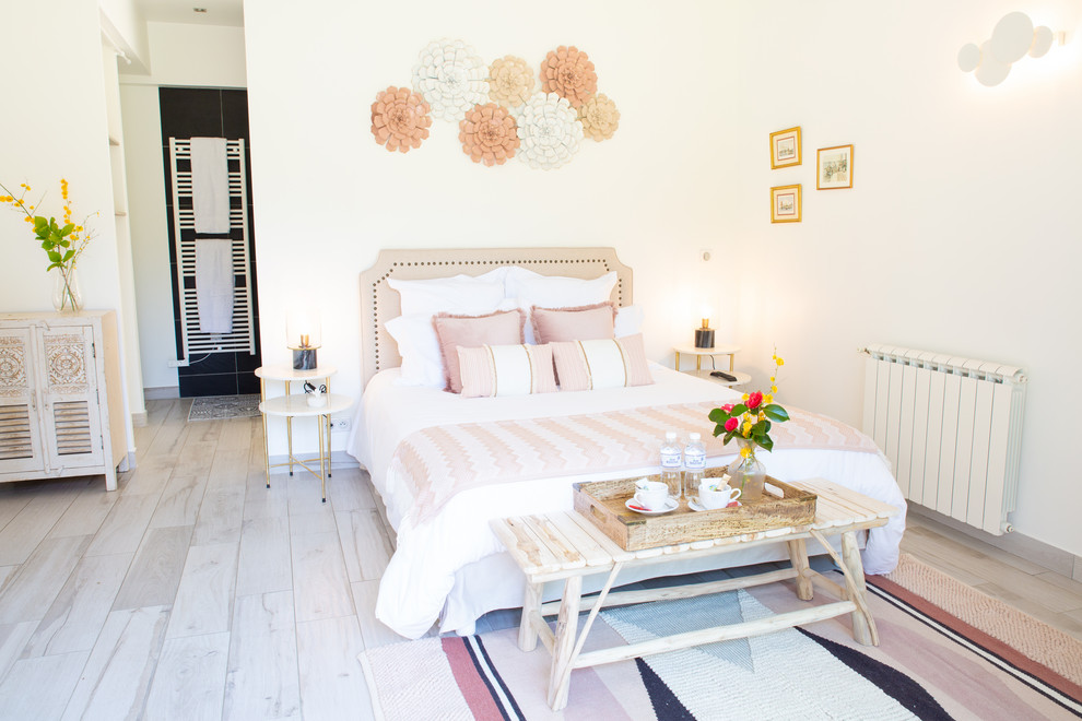 Aménagement d'une chambre d'amis de taille moyenne avec un mur blanc, un sol en carrelage de porcelaine et un sol gris.