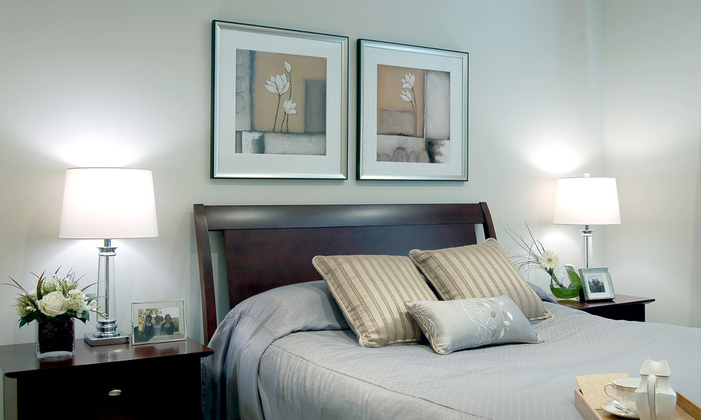 Источник вдохновения для домашнего уюта: хозяйская спальня среднего размера в стиле неоклассика (современная классика) с серыми стенами и темным паркетным полом без камина