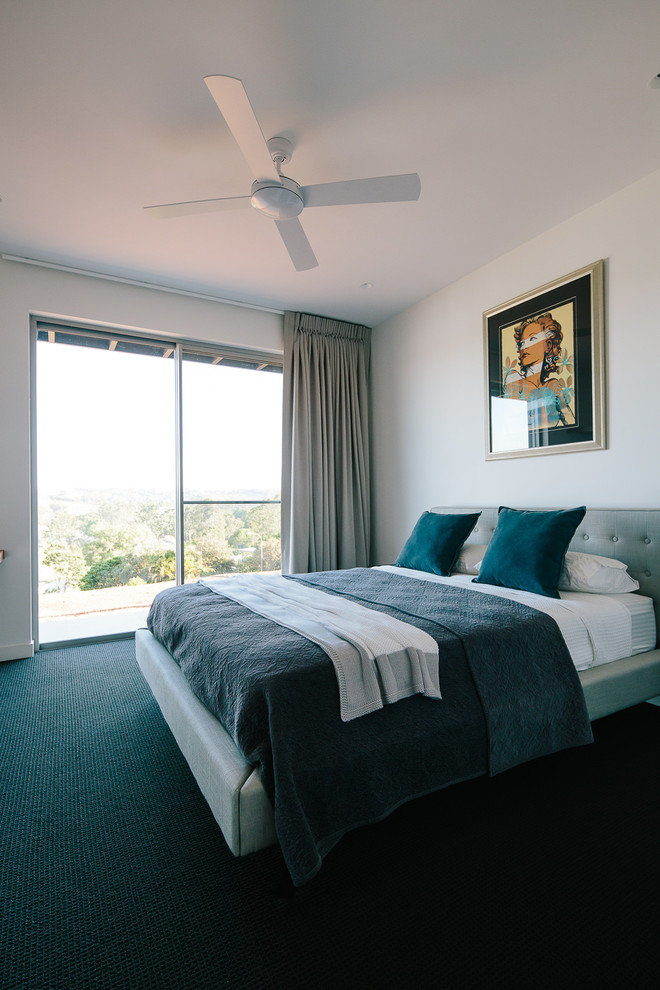 Mittelgroßes Modernes Schlafzimmer ohne Kamin mit weißer Wandfarbe und Teppichboden in Sonstige