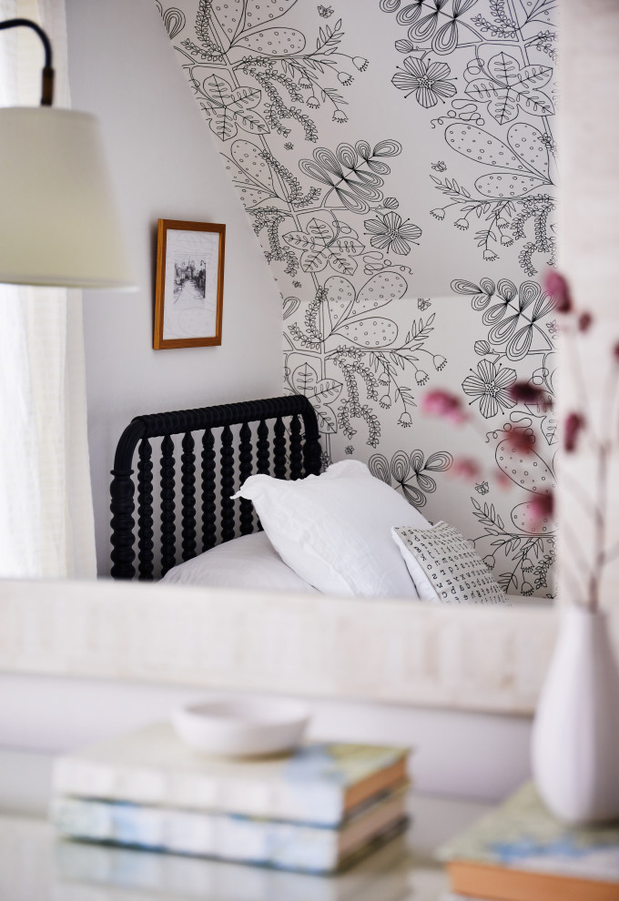 Ejemplo de dormitorio principal clásico pequeño con suelo de madera en tonos medios