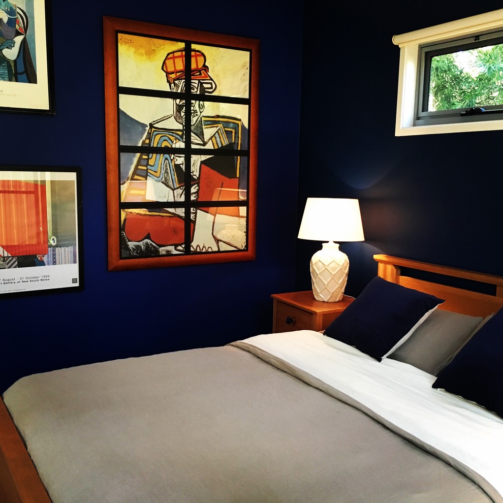 Источник вдохновения для домашнего уюта: хозяйская спальня среднего размера в стиле фьюжн с синими стенами, ковровым покрытием и серым полом