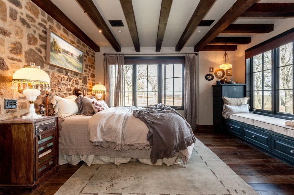 Mittelgroßes Rustikales Hauptschlafzimmer ohne Kamin mit bunten Wänden, braunem Holzboden und braunem Boden in Austin