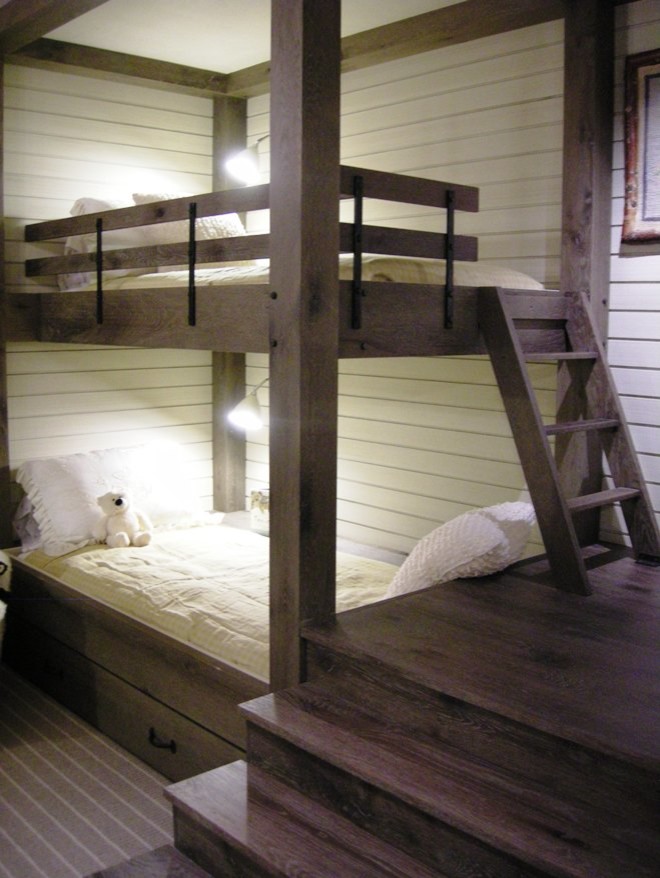 Cette image montre une petite chambre d'amis rustique avec un mur blanc, parquet foncé, aucune cheminée et un sol marron.