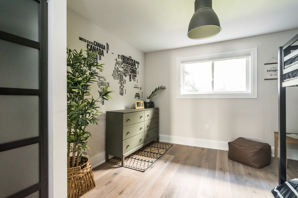 Diseño de dormitorio clásico renovado grande con paredes grises, suelo de madera en tonos medios y suelo marrón