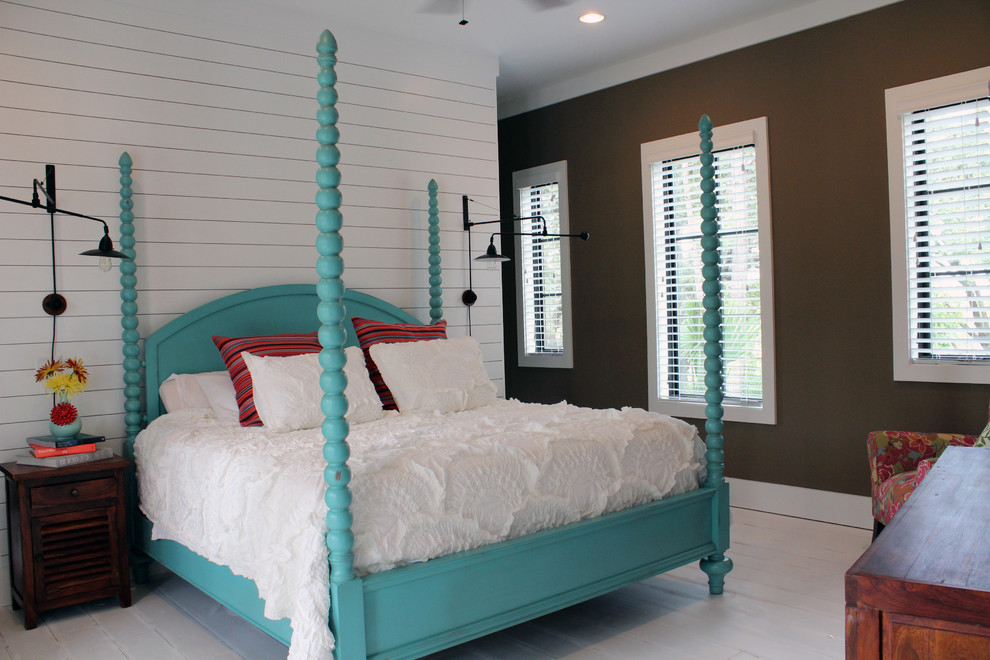 Bild på ett sovrum, med flerfärgade väggar och målat trägolv