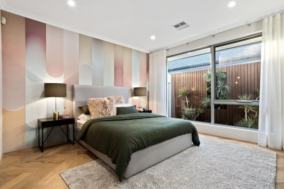 На фото: хозяйская спальня среднего размера в современном стиле с паркетным полом среднего тона, бежевым полом и акцентной стеной с