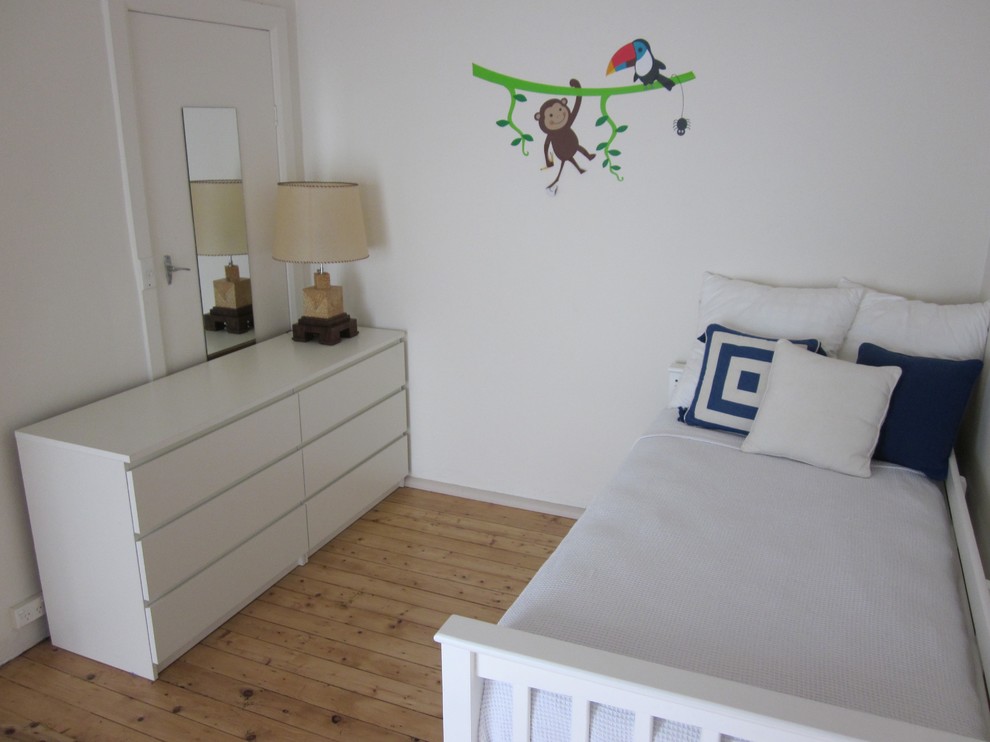 На фото: маленькая гостевая спальня (комната для гостей) в современном стиле с белыми стенами и светлым паркетным полом без камина для на участке и в саду