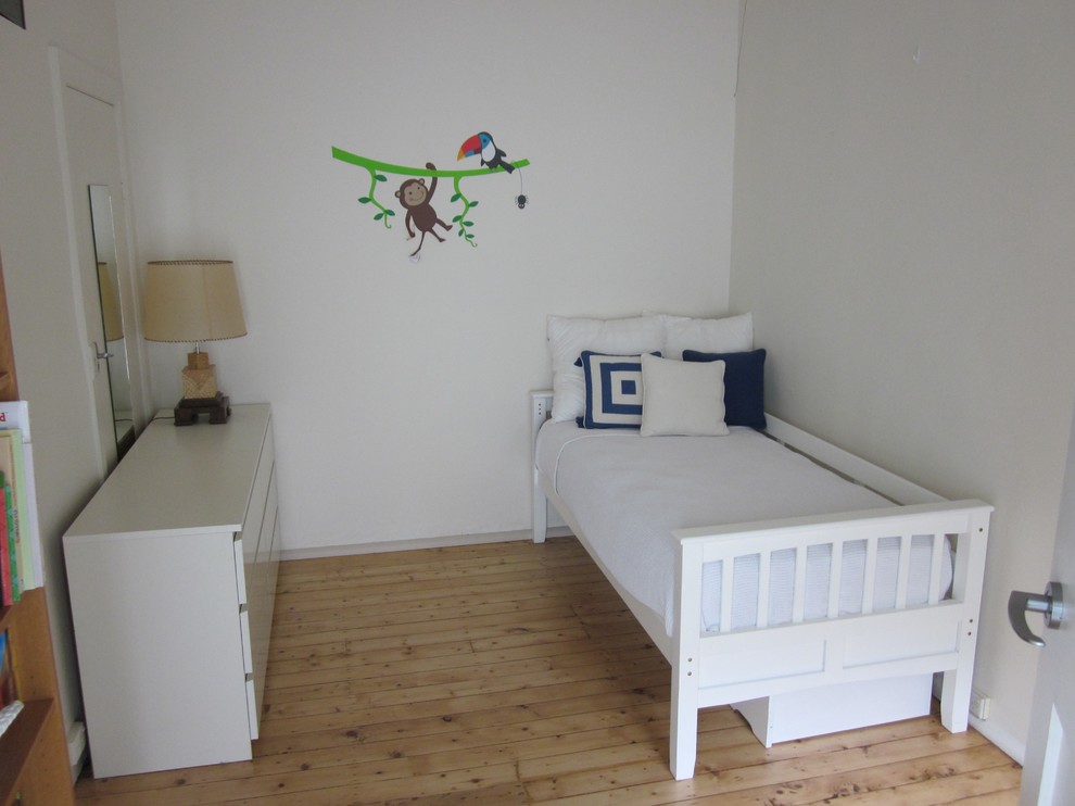 Idées déco pour une petite chambre d'amis contemporaine avec un mur blanc, parquet clair et aucune cheminée.