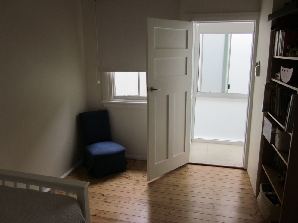 Aménagement d'une petite chambre d'amis contemporaine avec un mur blanc, parquet clair et aucune cheminée.