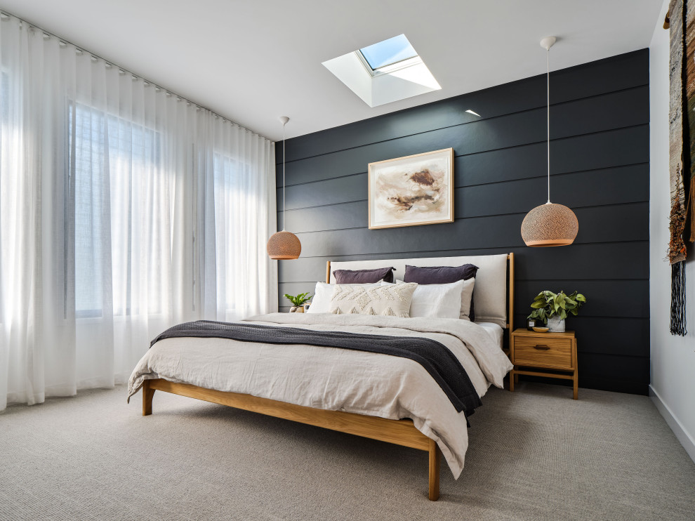 Свежая идея для дизайна: спальня в морском стиле с черными стенами, ковровым покрытием, серым полом и тюлем - отличное фото интерьера