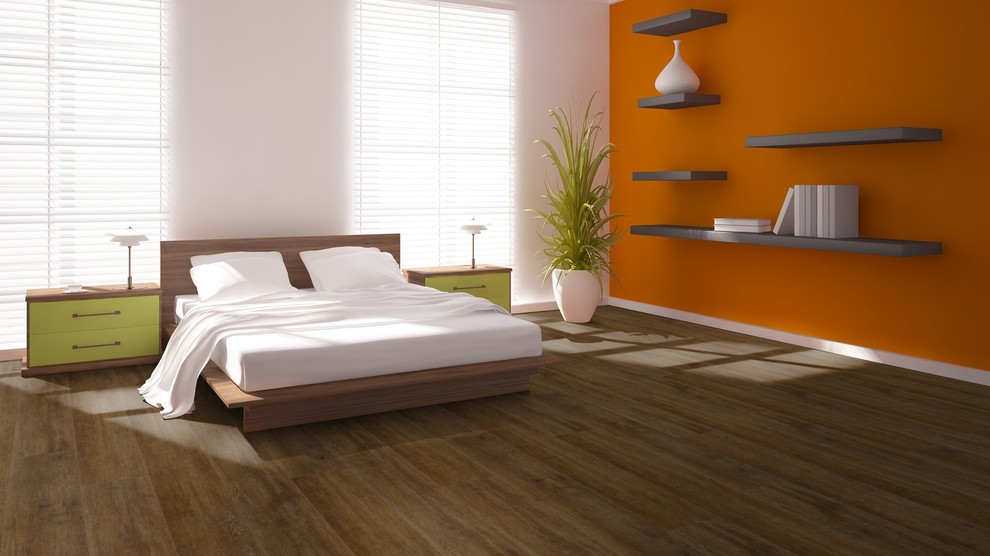 На фото: хозяйская спальня среднего размера в современном стиле с оранжевыми стенами и полом из винила с