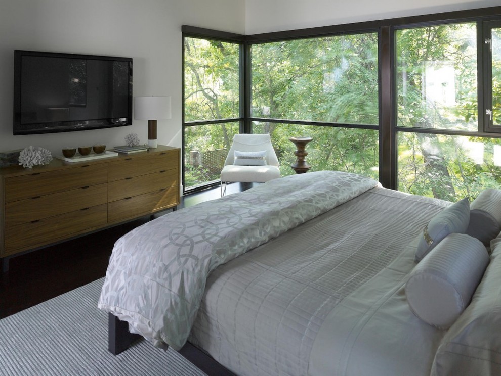 Imagen de dormitorio televisión minimalista con paredes blancas