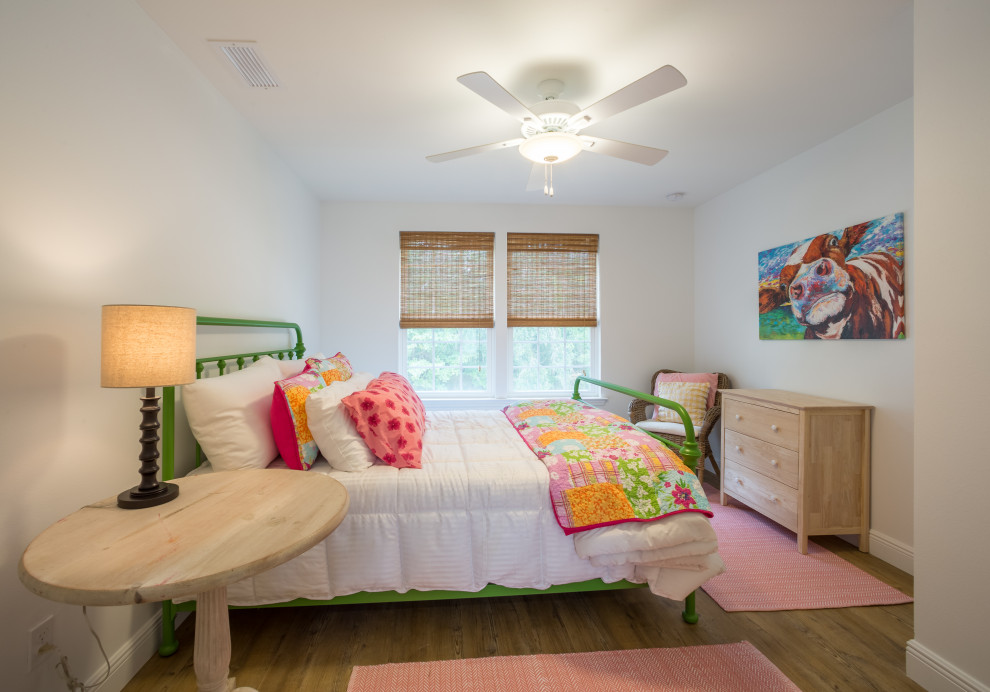 Modelo de habitación de invitados campestre de tamaño medio sin chimenea con paredes blancas, suelo de corcho y suelo marrón