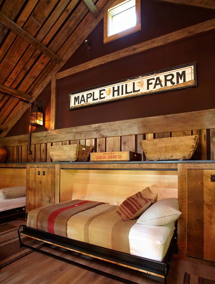 Ejemplo de habitación de invitados campestre con paredes marrones y suelo de madera en tonos medios