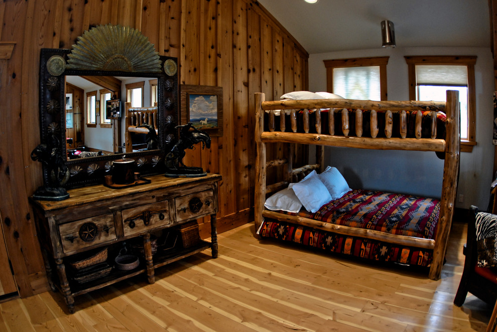 Modelo de habitación de invitados rústica de tamaño medio con suelo de madera clara y paredes beige