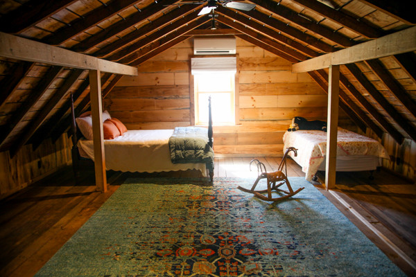 Immagine di una camera da letto country di medie dimensioni con pareti marroni, pavimento in legno massello medio, nessun camino e pavimento marrone