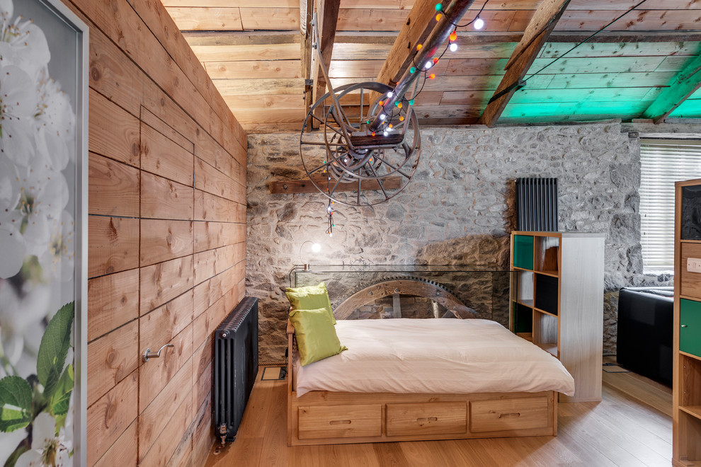 Ispirazione per una camera da letto country di medie dimensioni con pareti grigie, parquet chiaro e pavimento marrone