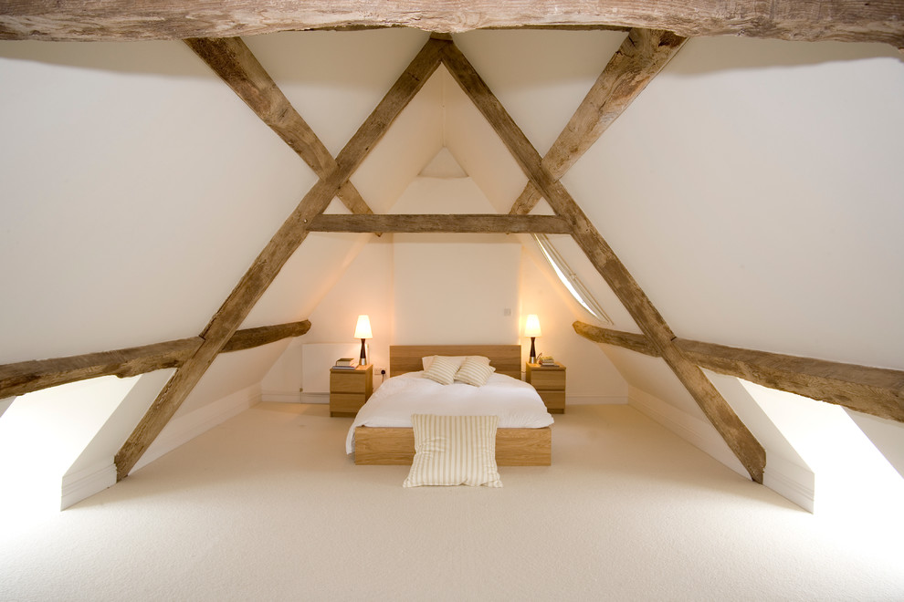 Mittelgroßes Modernes Schlafzimmer im Dachboden mit weißer Wandfarbe und Teppichboden in Gloucestershire
