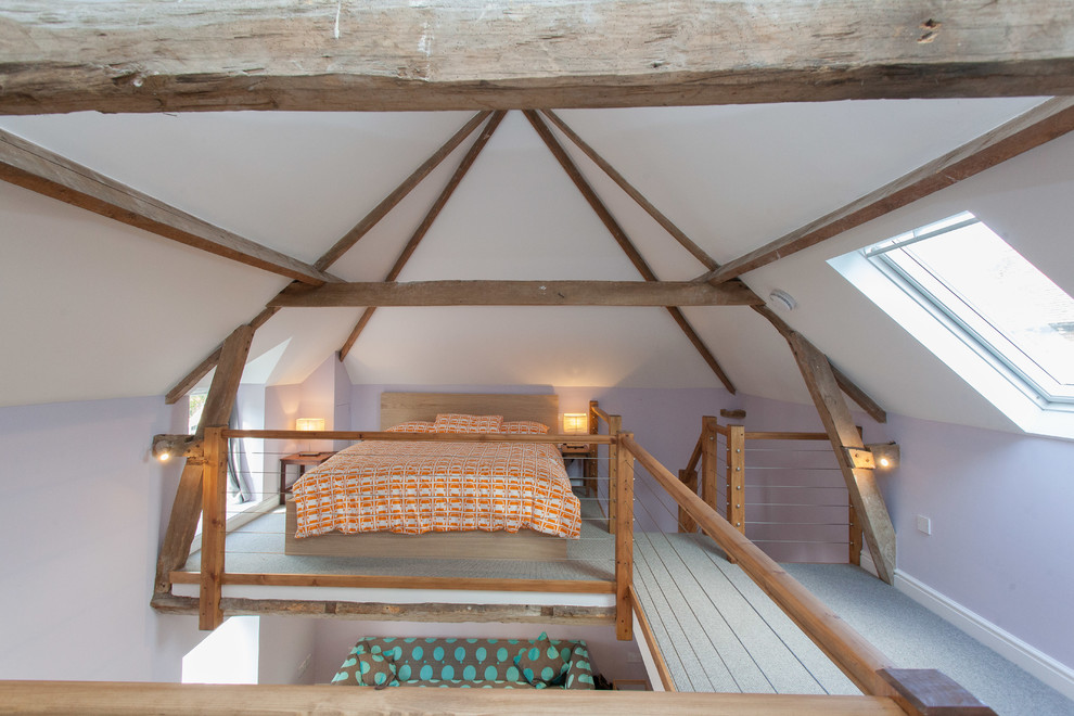 Стильный дизайн: спальня среднего размера в стиле кантри с фиолетовыми стенами, ковровым покрытием и серым полом - последний тренд