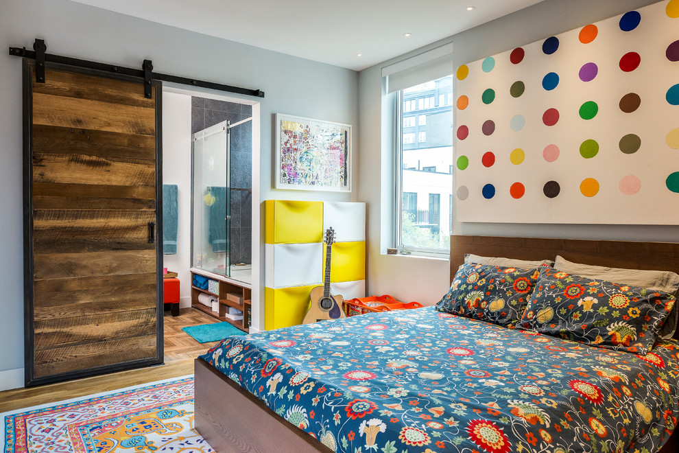 Стильный дизайн: спальня в стиле фьюжн с синими стенами, паркетным полом среднего тона и коричневым полом - последний тренд