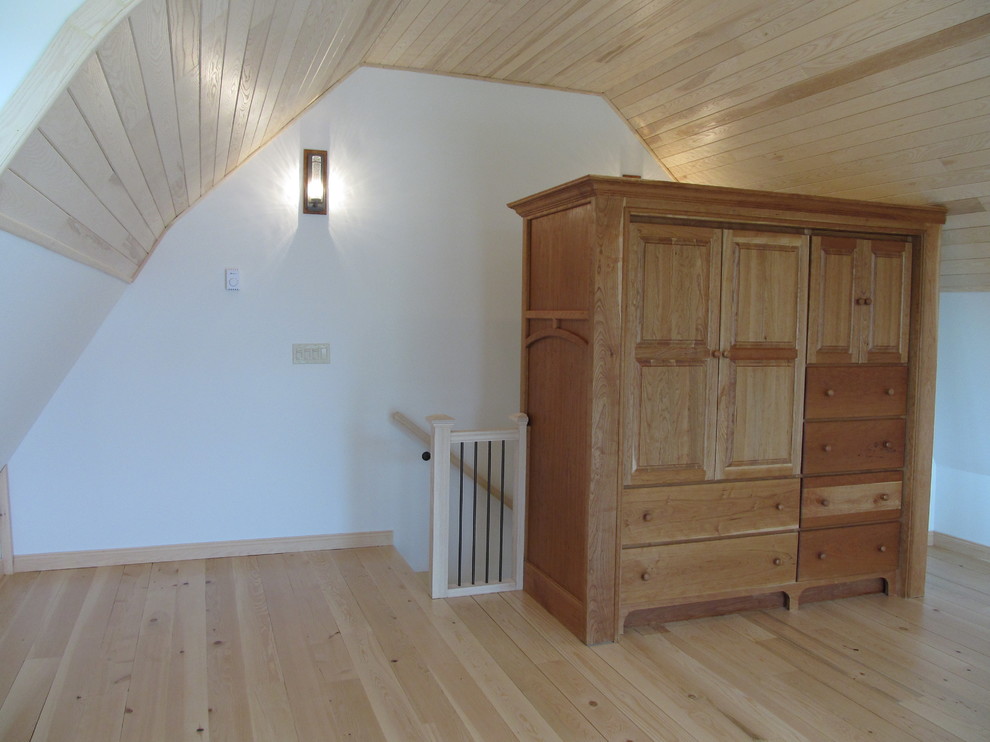 Ejemplo de dormitorio tipo loft rústico de tamaño medio sin chimenea con paredes blancas, suelo de madera clara y suelo beige