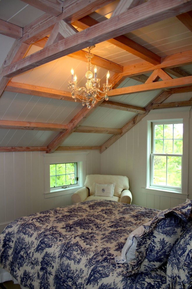 Modelo de dormitorio principal ecléctico de tamaño medio con paredes blancas, suelo de madera en tonos medios y suelo marrón