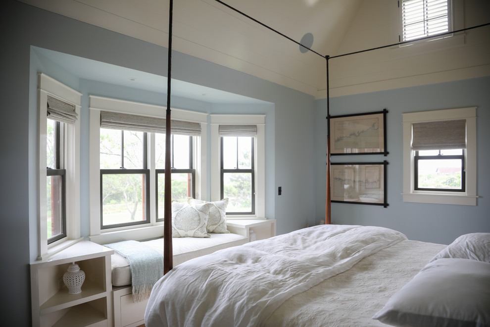 Foto de dormitorio principal campestre de tamaño medio con paredes azules, suelo de madera en tonos medios y suelo beige
