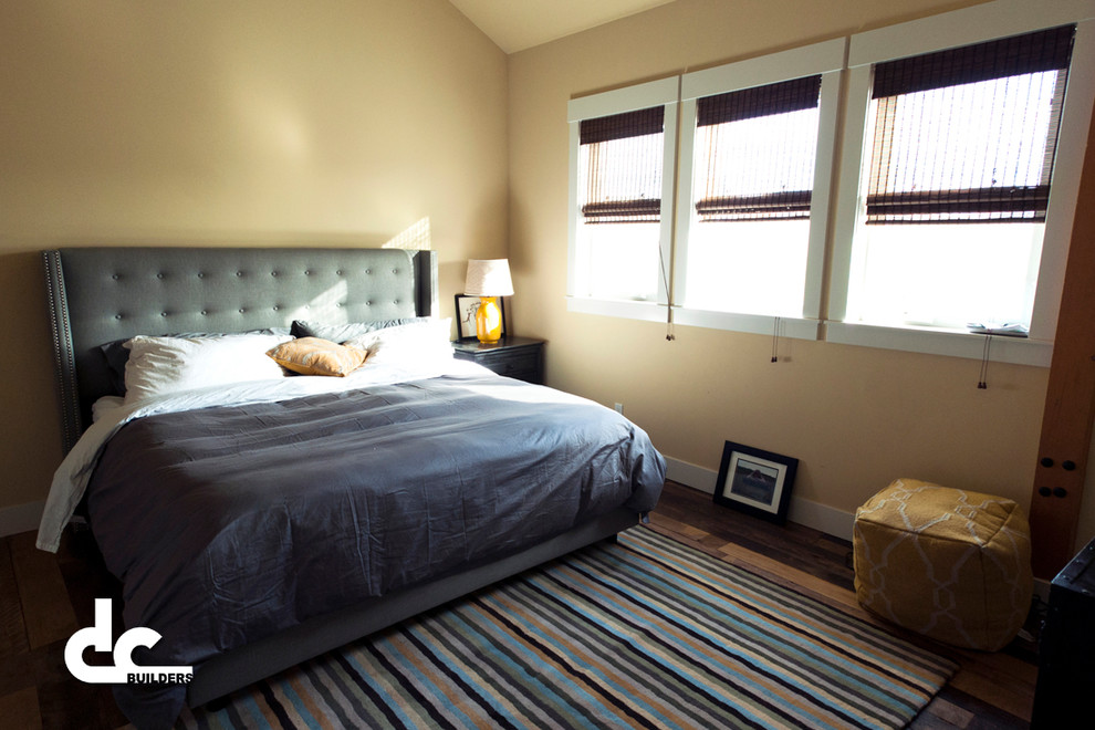 Inspiration pour une chambre parentale design de taille moyenne avec un mur beige et un sol en bois brun.