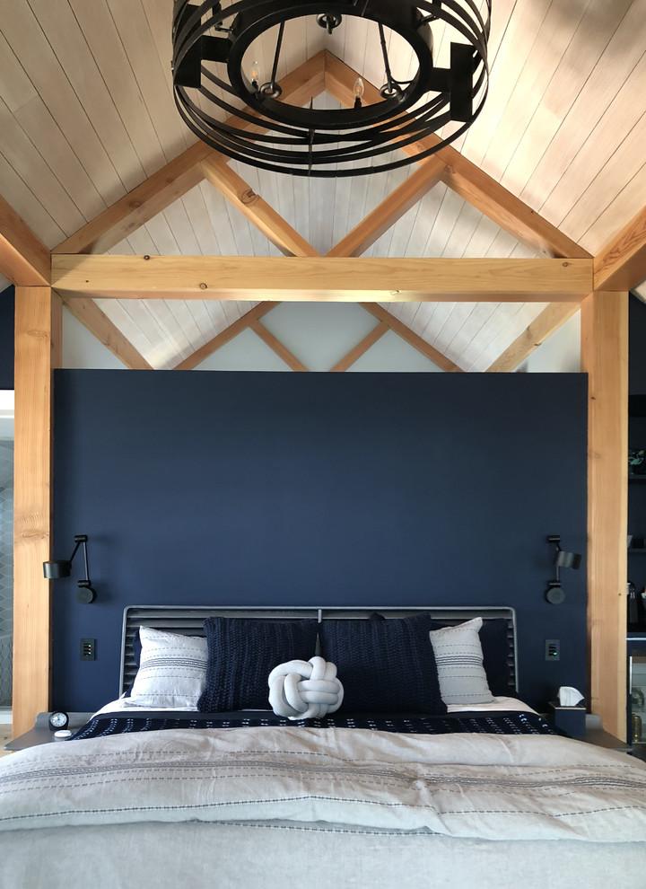 Modelo de dormitorio tipo loft actual de tamaño medio sin chimenea con paredes beige, suelo de madera clara y suelo beige