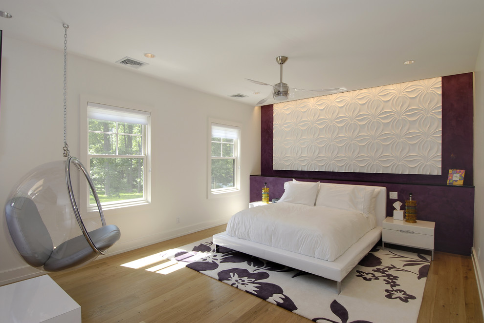 Cette image montre une chambre d'amis design de taille moyenne avec un mur blanc, parquet clair et aucune cheminée.