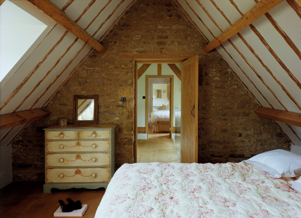 На фото: спальня среднего размера на антресоли, на мансарде в классическом стиле с паркетным полом среднего тона с